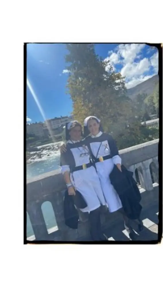Tamara Falcó junto a una voluntaria durante el peregrinaje a Lourdes
