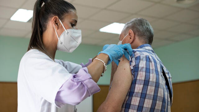 Una enfermera vacuna a un hombre contra la gripe y el Covid. María José López / Europa Press
