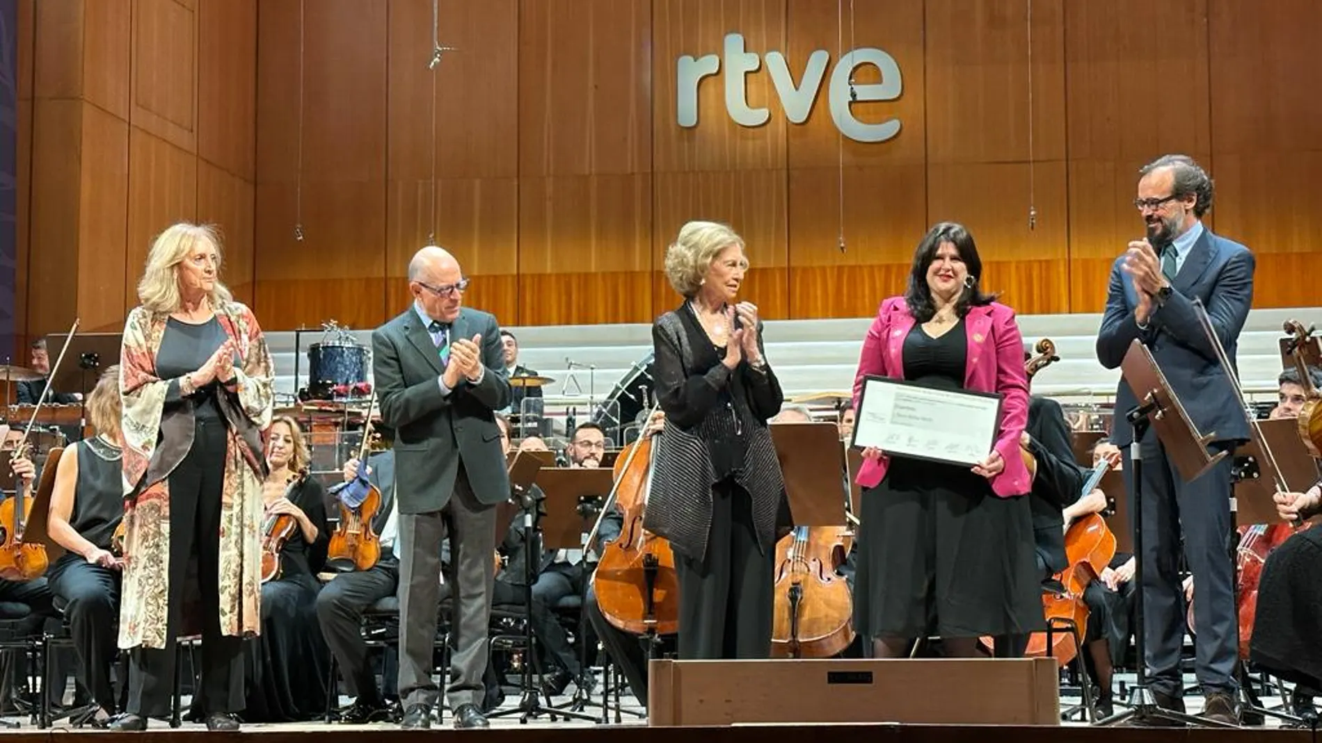 La compositora Nuria Núñez recibiendo el Premio de Composición Musical Reina Sofía