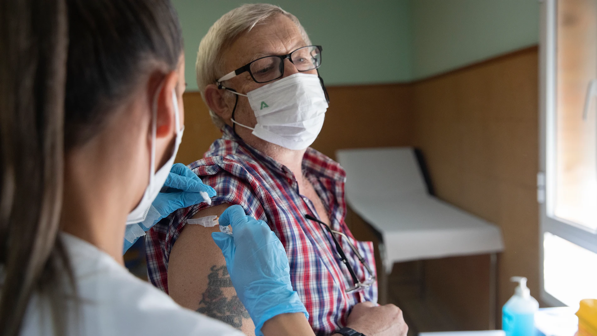 Una enfermera vacuna a un hombre contra la gripe y el Covid en Sevilla