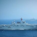 Los barcos de asalto anfibio Guangxi y el Hainan, de la Armada del EPL, navegan en formación en una región marítima no revelada en 2022.