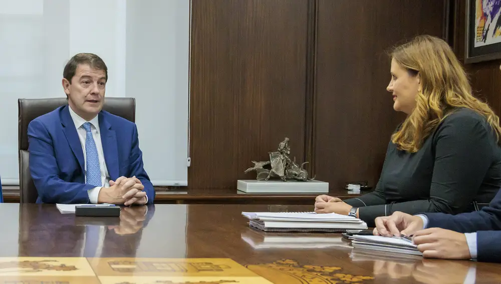 El presidente de la Junta de Castilla y León, Alfonso Fernández Mañueco, recibe a la alcaldesa de Segovia, Clara María Martín García