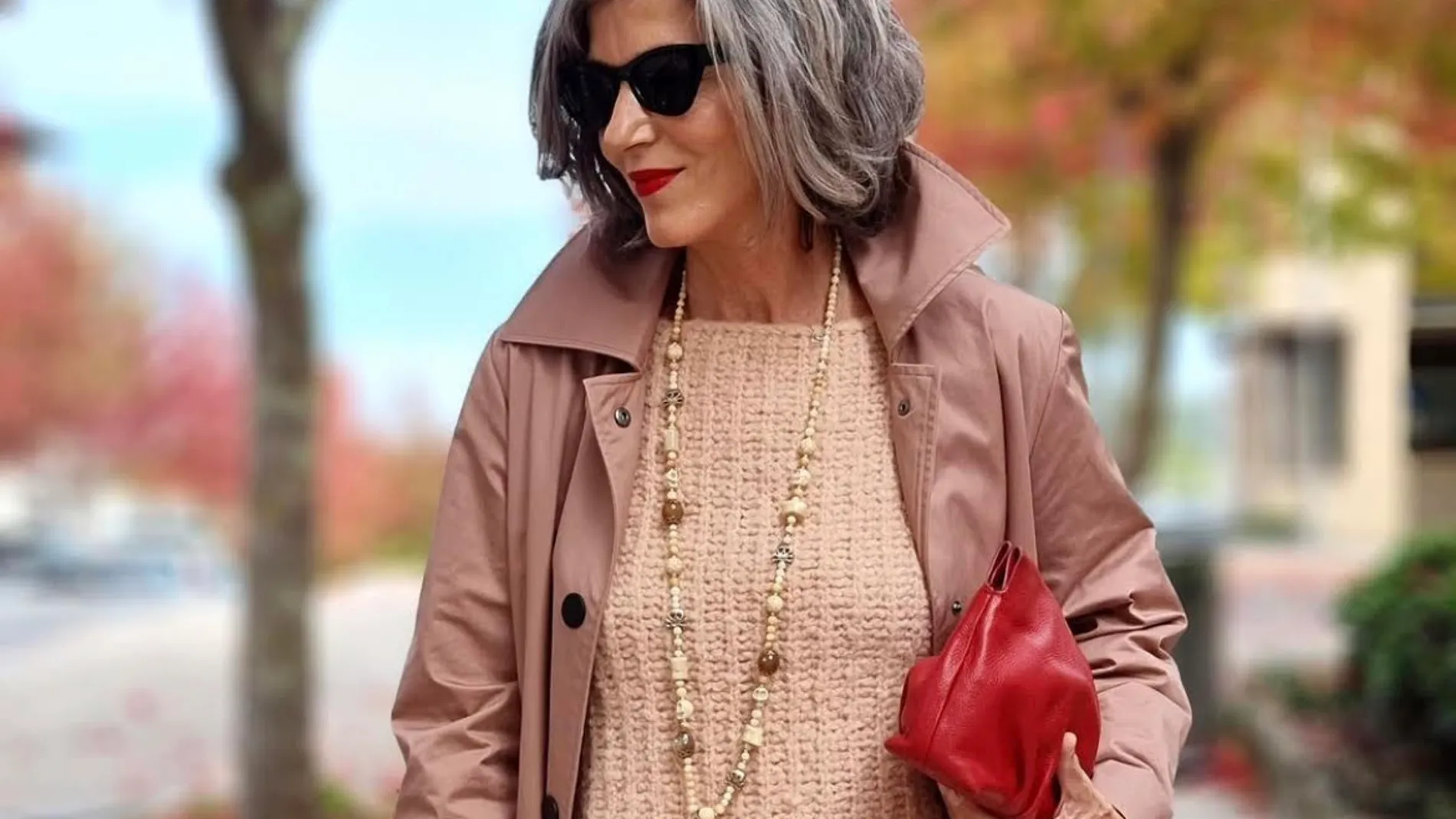Las zapatillas de Zara del otoño que las mujeres de 50 años con la falda midi satinada más bonita de H&M
