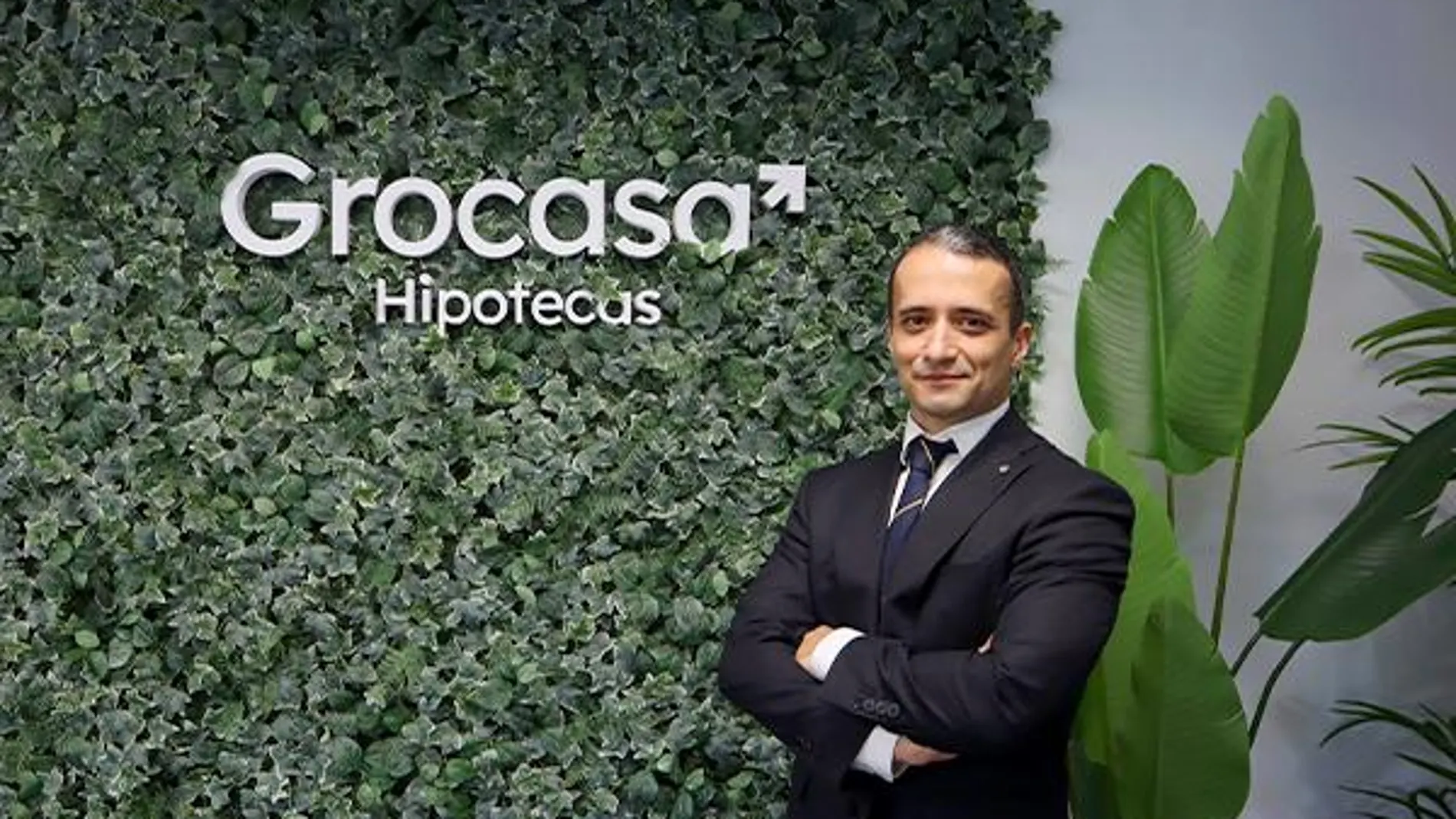 Benito Cerezo se graduó en Economía y Administración de Empresas en la Universitat Autónoma de Barcelona. Posteriormente ejerció de gestor comercial en BBVA, dando el salto al sector de la intermediación financiera en 2006. En julio de 2019 adquiere el rol de formador en Grocasa Hipotecas.