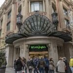 Los turistas disfrutan de las compras en la tienda El Corte Inglés de Barcelona. Portal de l'angel