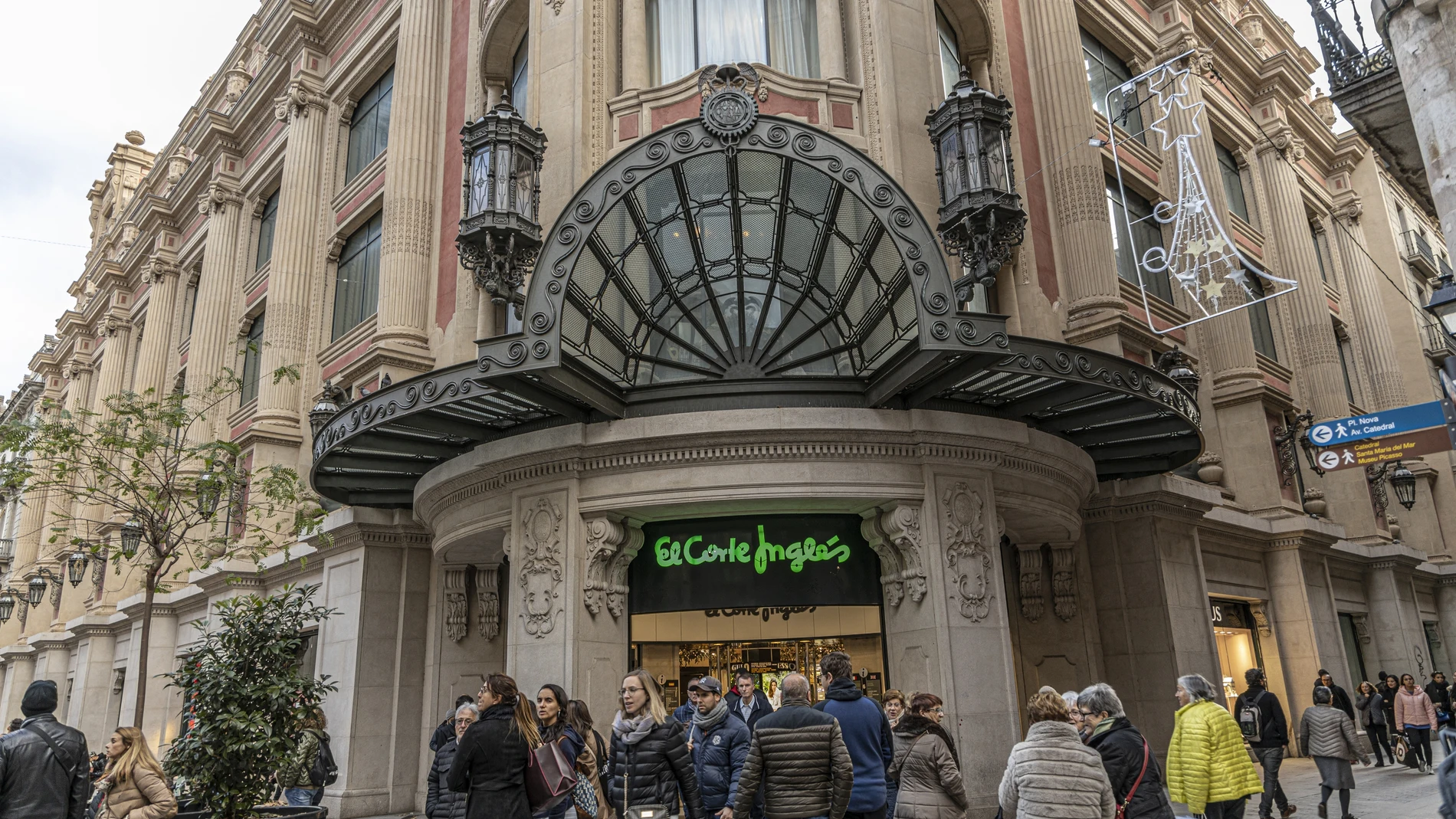 Los turistas disfrutan de las compras en la tienda El Corte Inglés de Barcelona. Portal de l'angel