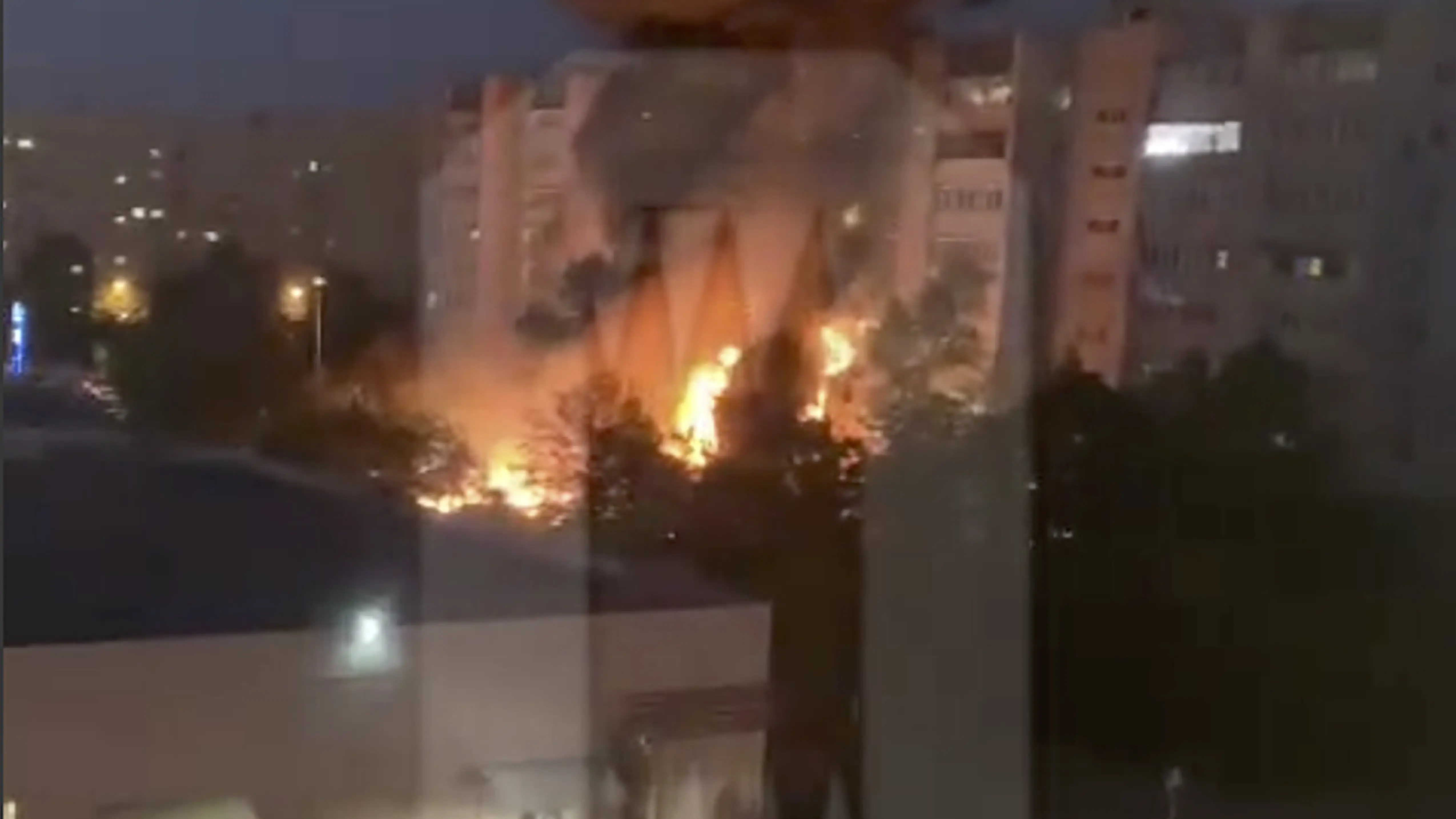 Las llamas y el humo se elevan desde la escena donde un avión de guerra se estrelló en una zona residencial en Yeisk