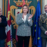 La delegada del Gobierno en Asturias, Delia Losa y el subdelegado del Gobierno en León, Faustino Sánchez, hacen entrega de la Cruz de Oficial de la Orden del Mérito Civil al teniente coronel del Cuerpo General del Ejército de Tierra José Alberto Barja Navarro