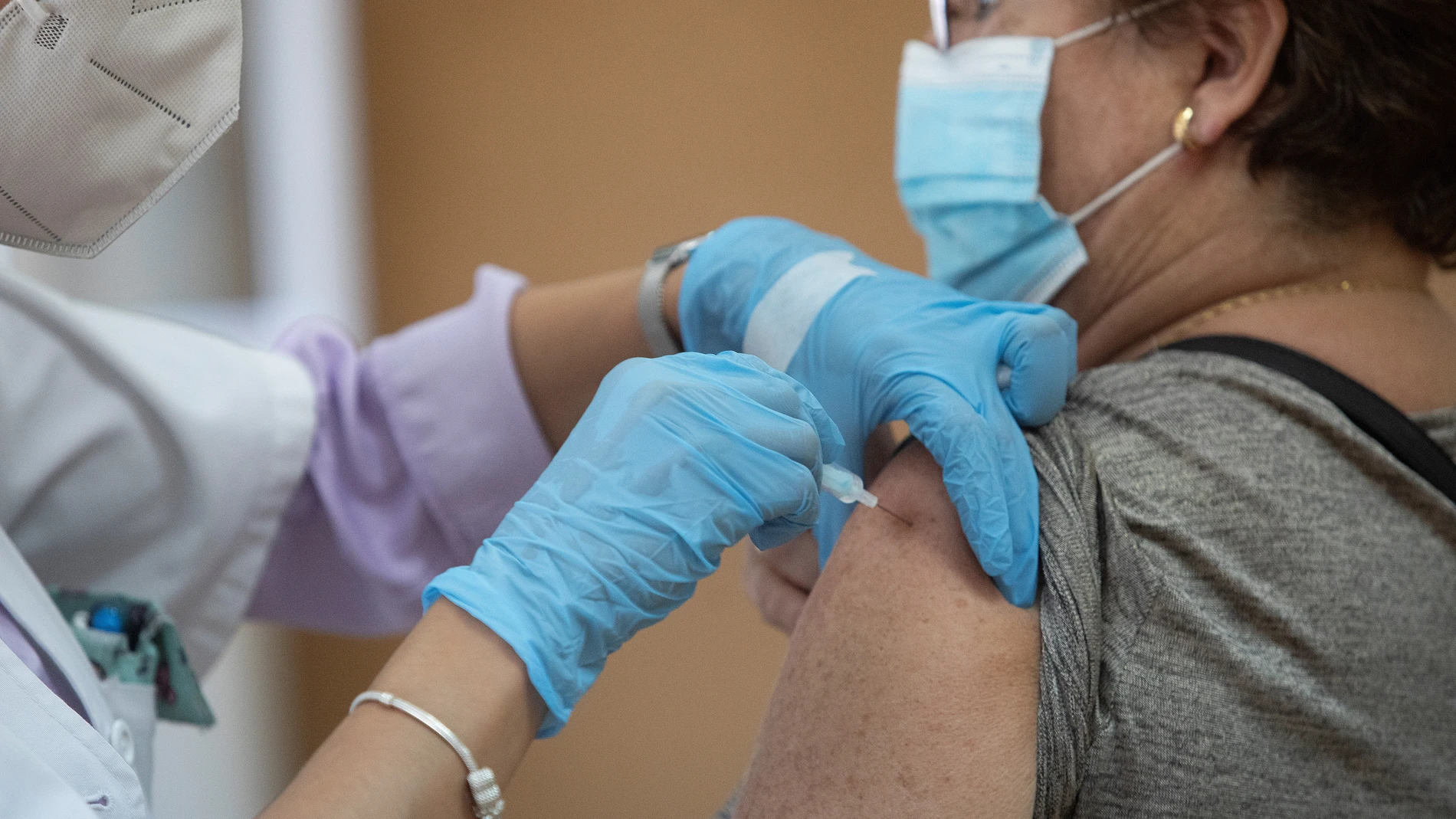 Una enfermera vacuna a una mujer contra la gripe y el Covid. Ep