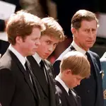 El príncipe William durante el funeral de Lady Di.