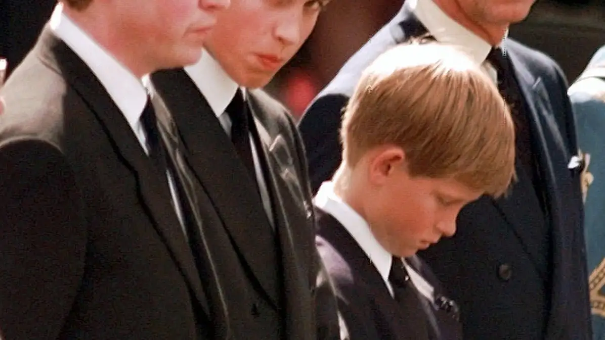 El príncipe William durante el funeral de Lady Di.