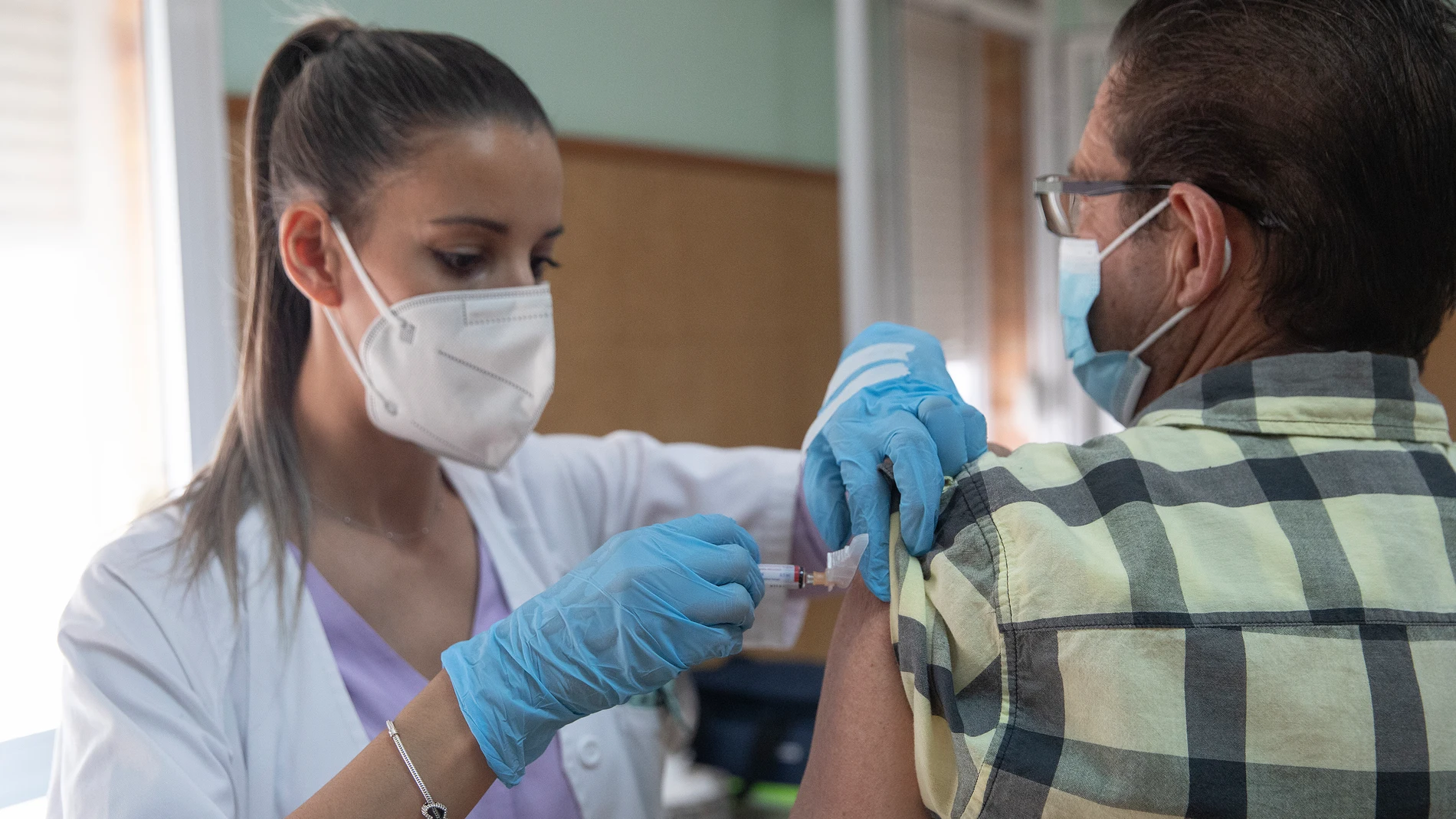 Una enfermera vacuna a un hombre contra la gripe y la covid. A 17 de octubre de 2022, en Sevilla (Andalucía).