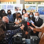 El viceconsejero de Asistencia Sanitaria, Planificación y Resultados en Salud, Jesús García-Cruces, inaugura la exposición "Cuadros con Esperanza"
