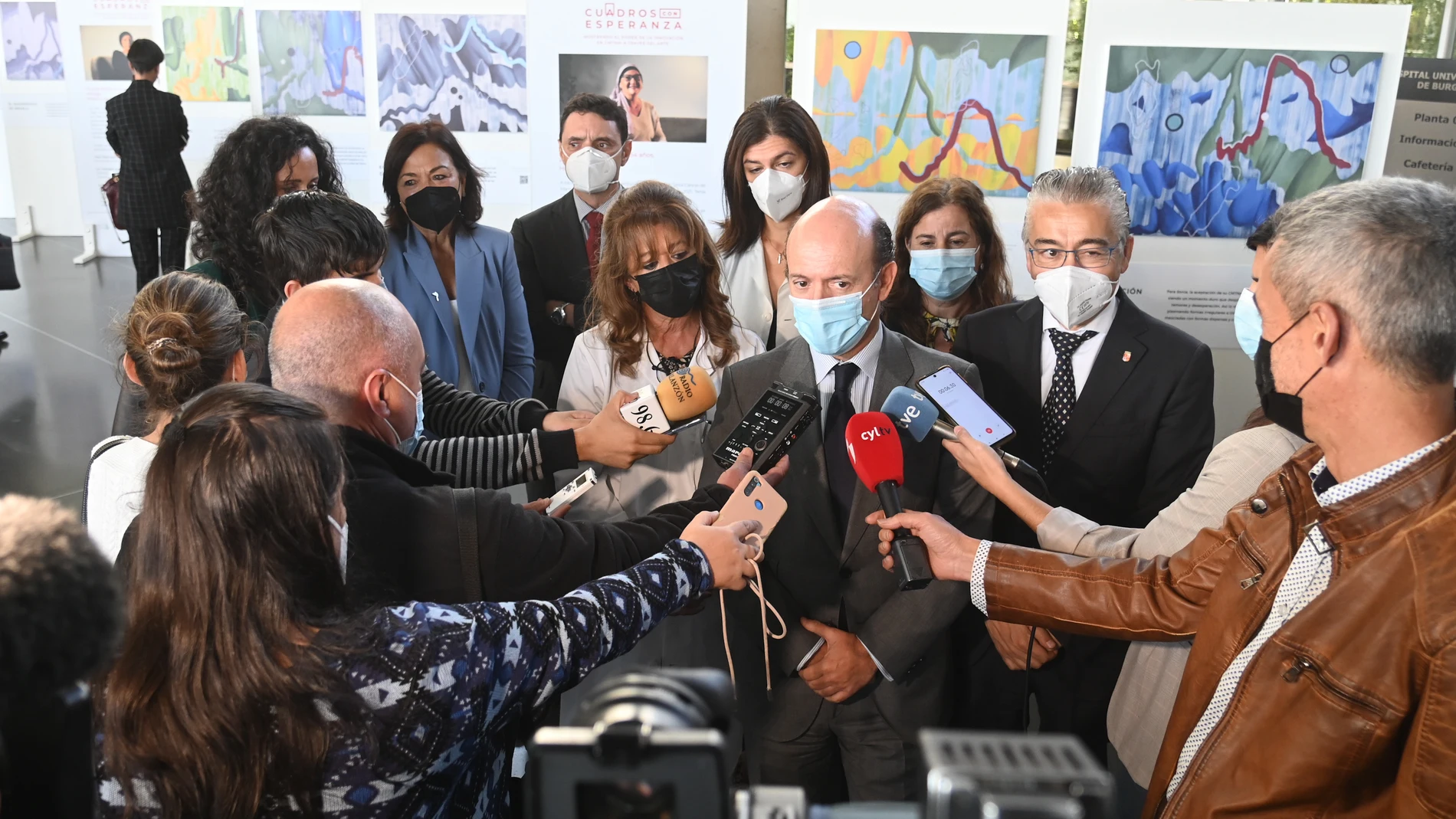 El viceconsejero de Asistencia Sanitaria, Planificación y Resultados en Salud, Jesús García-Cruces, inaugura la exposición "Cuadros con Esperanza"