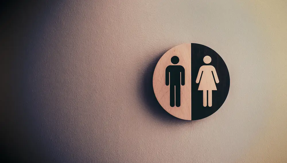 Símbolos de hombre y mujer en unos baños