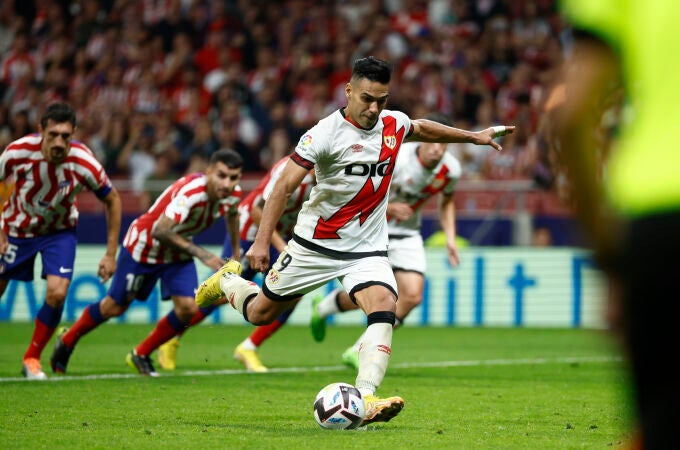 Falcao lanza el penalti que dio el empate al Rayo ante el Atlético