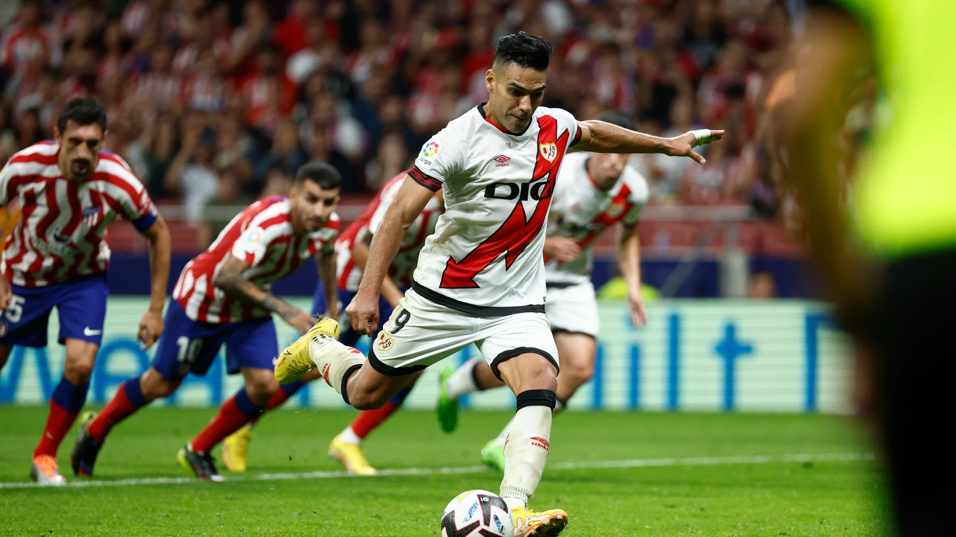 Falcao lanza el penalti que dio el empate al Rayo ante el Atlético