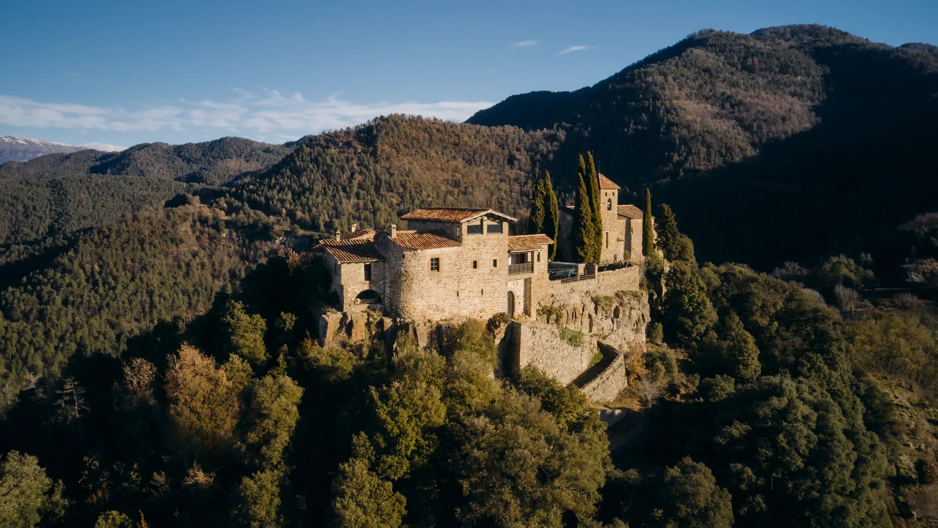 Vista de un castillo medieval que puede reservarse desde Airbnb