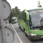 Un autobús circulando en Madrid