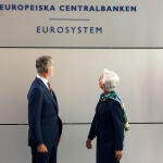 FRÁNCFORT (ALEMANIA), 19/10/2022.- La presidenta del Banco Central Europeo (BCE), Christine Lagarde, recibe al rey Felipe VI a su llegada a la sede del Banco Central Europeo, en Fráncfort