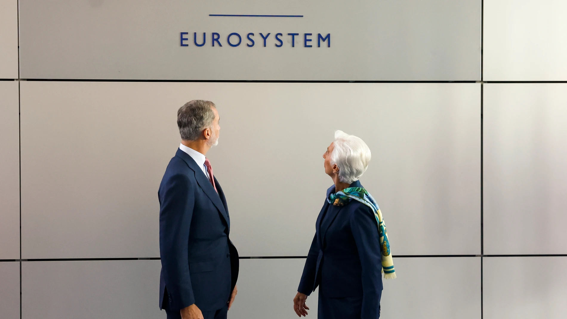 FRÁNCFORT (ALEMANIA), 19/10/2022.- La presidenta del Banco Central Europeo (BCE), Christine Lagarde, recibe al rey Felipe VI a su llegada a la sede del Banco Central Europeo, en Fráncfort