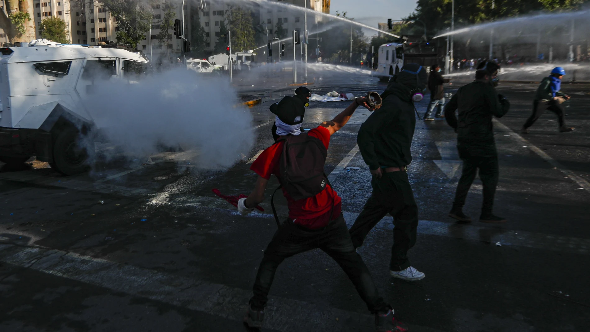 Manifestantes se enfrentan a la Policía en Santiago de Chile
