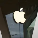 El logotipo de Apple adorna la fachada de una tienda de Brooklyn