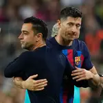 Xavi se abraza con Lewandowski, el gran fichaje del Barcelona de este curso