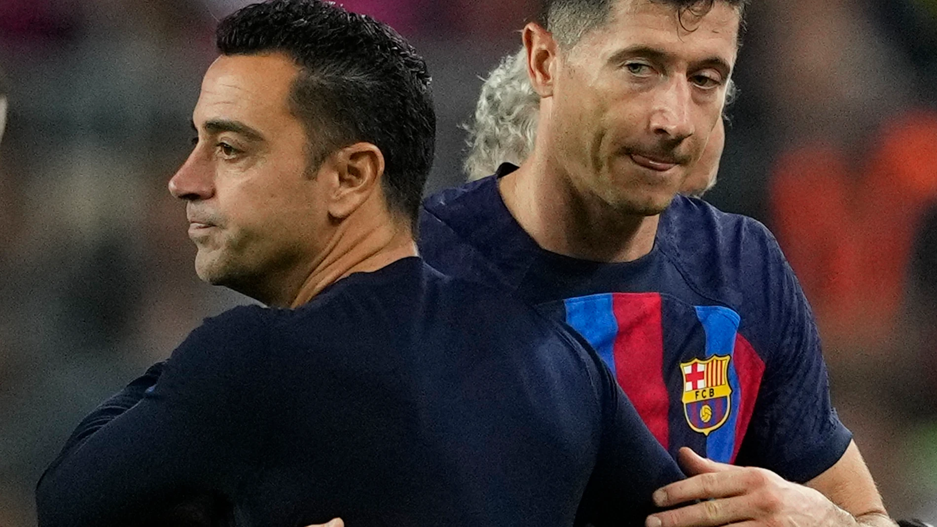 Xavi se abraza con Lewandowski, el gran fichaje del Barcelona de este curso