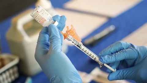Un sanitario prepara una vacuna contra la Covid-19