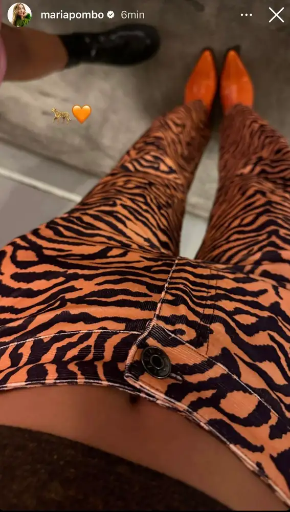 María Pombo con pantalones de estampado de tigre.