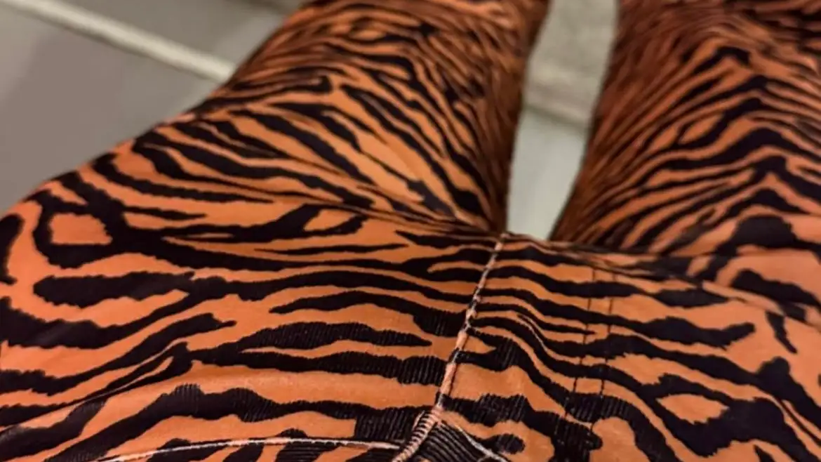 María Pombo con pantalones de estampado de tigre.