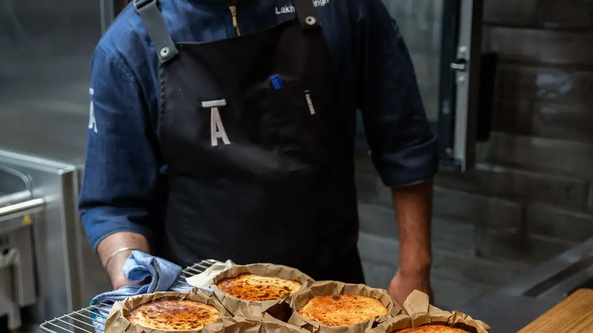 Camarero de Daniel Roca de Barra alta con otoñales tartas de queso