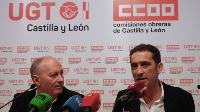 Los secretarios generales de CCOO y UGT en Castilla y León, Vicente Andrés y Faustino Temprano, respectivamente, participan en una asamblea con la que las dos formaciones evalúan los incumplimientos de la Junta en materia del Diálogo Social y las consecuencias para las ciudadanos