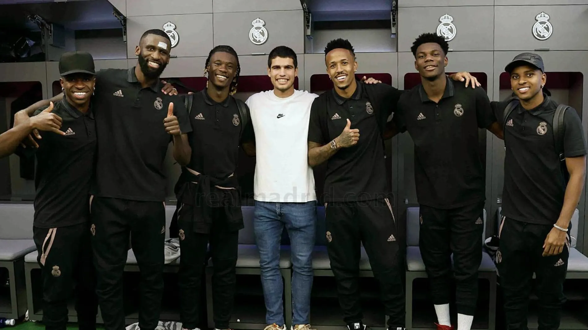 Carlos Alcaraz junto a los jugadores del Real Madrid