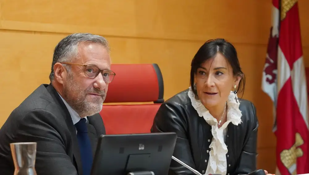 Carlos Pollán, de Vox, preside la Mesa de las Cortes. En la imagen junto a la socialista Ana Sánchez