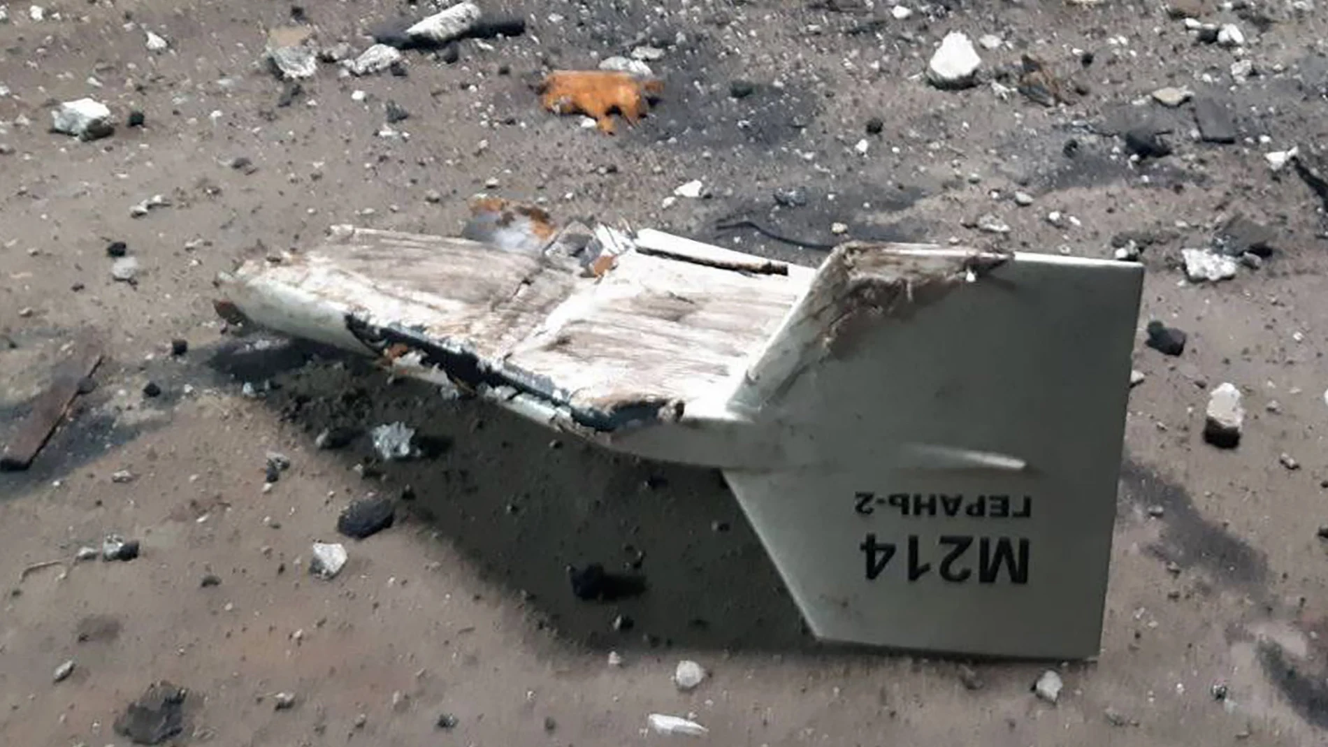 Esta fotografía sin fecha publicada por la Dirección de Comunicaciones Estratégicas del Ejército ucraniano muestra los restos de lo que Kyiv ha descrito como un avión no tripulado Shahed iraní derribado cerca de Kupiansk, Ucrania