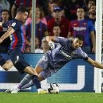 Lewandowski remata para anotar el primer gol al Villarreal tras hacer una maniobra maravillosa