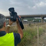 Un cámara de televisión graba el punto kilométrico donde tuvo lugar el doble atropello mortal en la autopista AP-7 en Sagunto