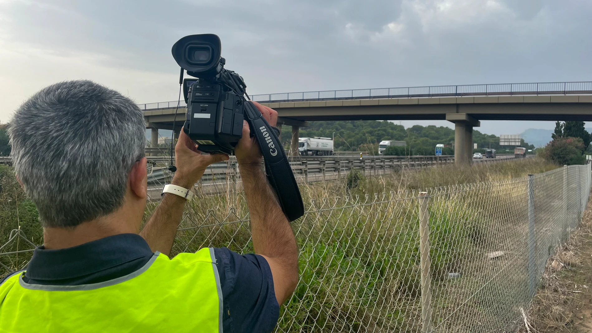 Un cámara de televisión graba el punto kilométrico donde tuvo lugar el doble atropello mortal en la autopista AP-7 en Sagunto