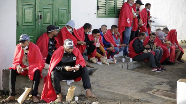 Veintitrés personas de origen magrebí, entre ellas dos mujeres y dos menores, han desembarcado por sus propios medios este viernes en la playa de Famara tras llegar a ese punto de la costa de Lanzarote en patera