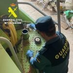 Un agente de la Guardia Civil durante la inspección realizada a una de las cosechadoras 'visitada' por los detenidos