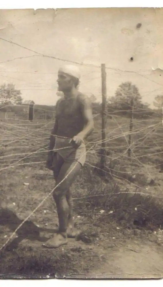 Dejó España en 1939 a través de Francia, donde fue detenido e internado en el campo de concentración de Argelès-sur-Mer