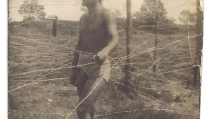 Dejó España en 1939 a través de Francia, donde fue detenido e internado en el campo de concentración de Argelès-sur-Mer