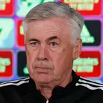 .- El entrenador del Real Madrid Carlo Ancelotti ofrece una rueda de prensa tras el entrenamiento del equipo en la ciudad deportiva del club en Valdebebas