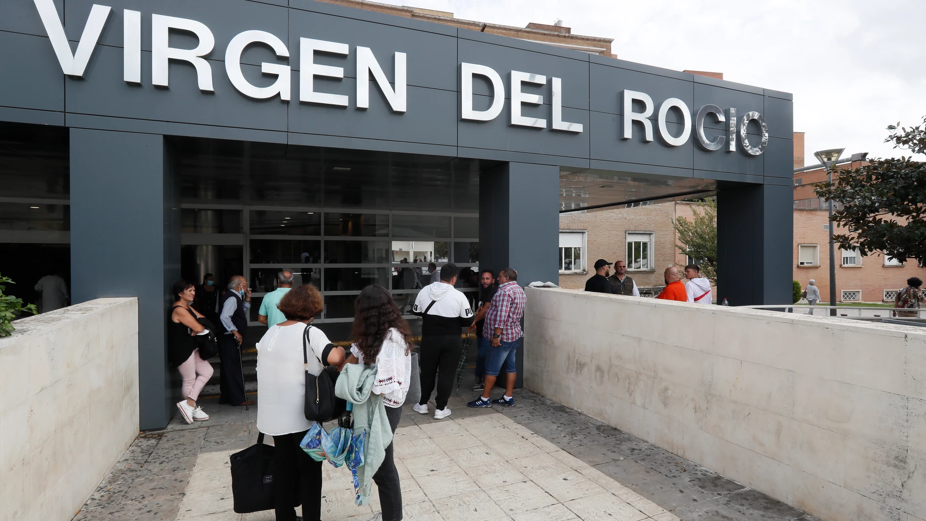 Entrada del hospital Virgen del Rocío de Sevilla donde se encontraba hospitalizado Kiko Rivera. EFE/José Manuel Vidal