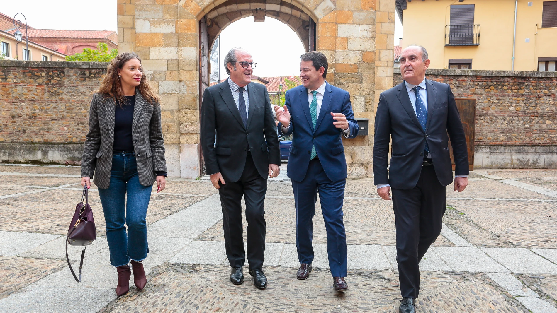 El presidente de la Junta de Castilla y León, Alfonso Fernández Mañueco, conversa con Ángel Gabilondo, en presencia de Tomás Quintana y Ester Muñoz