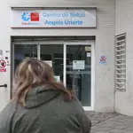 Una mujer llega al Centro de Salud Ángela Uriarte, donde hay carteles de protesta que rezan &#39;Urgencias Cerradas, tu salud vendida