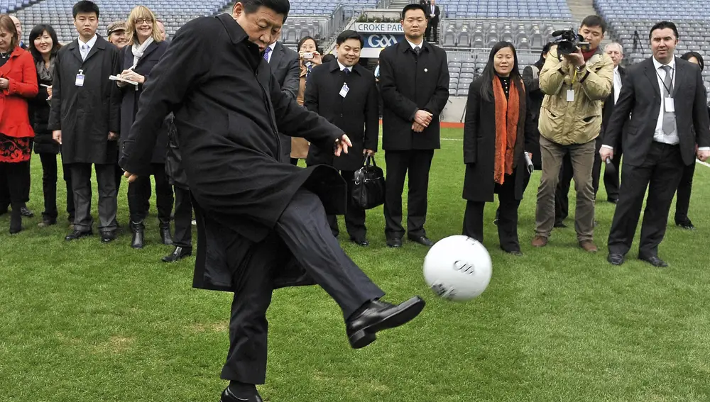 El vicepresidente de la República Popular China, Xi Jinping, da una patada a un balón de fútbol durante su visita al estadio Croke Park, en Dublín, Irlanda, el 19 de febrero de 2012