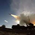Lanzamiento de dos misiles desde sendas plataformas Patriot del Ejército español